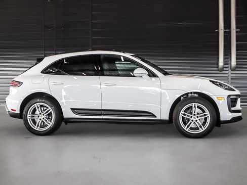 Certified 2025 Porsche Macan image 11