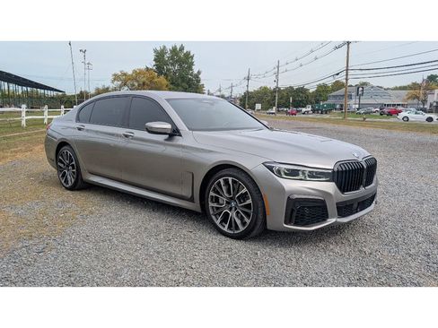 Used 2022 BMW 750i xDrive w/ Executive Package image 3