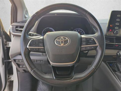 Certified 2021 Toyota Sienna Limited FWD image 15