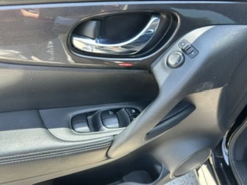 Used 2017 Nissan Rogue S FWD image 13