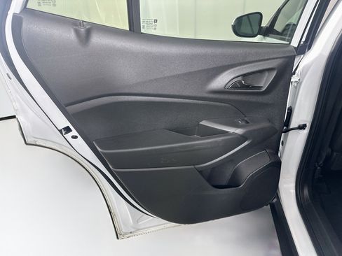 Used 2025 Chevrolet Trax LT FWD image 24