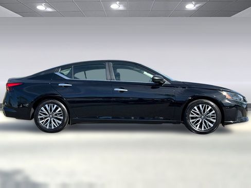 Used 2025 Nissan Altima 2.5 SV FWD image 7