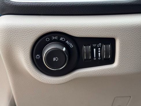 Used 2021 Chrysler Pacifica Touring w/ Uconnect Theater Family Group image 16