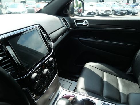 Used 2020 Jeep Grand Cherokee Limited AWD/4WD image 15