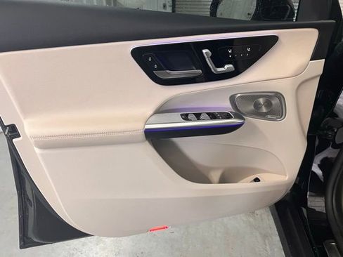 Used 2025 Mercedes-Benz GLC 350e 4MATIC image 9