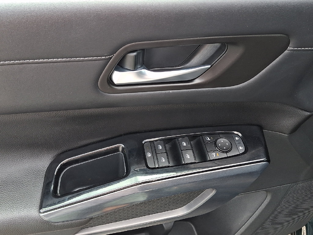 Used 2023 Nissan Pathfinder SL AWD/4WD image 15