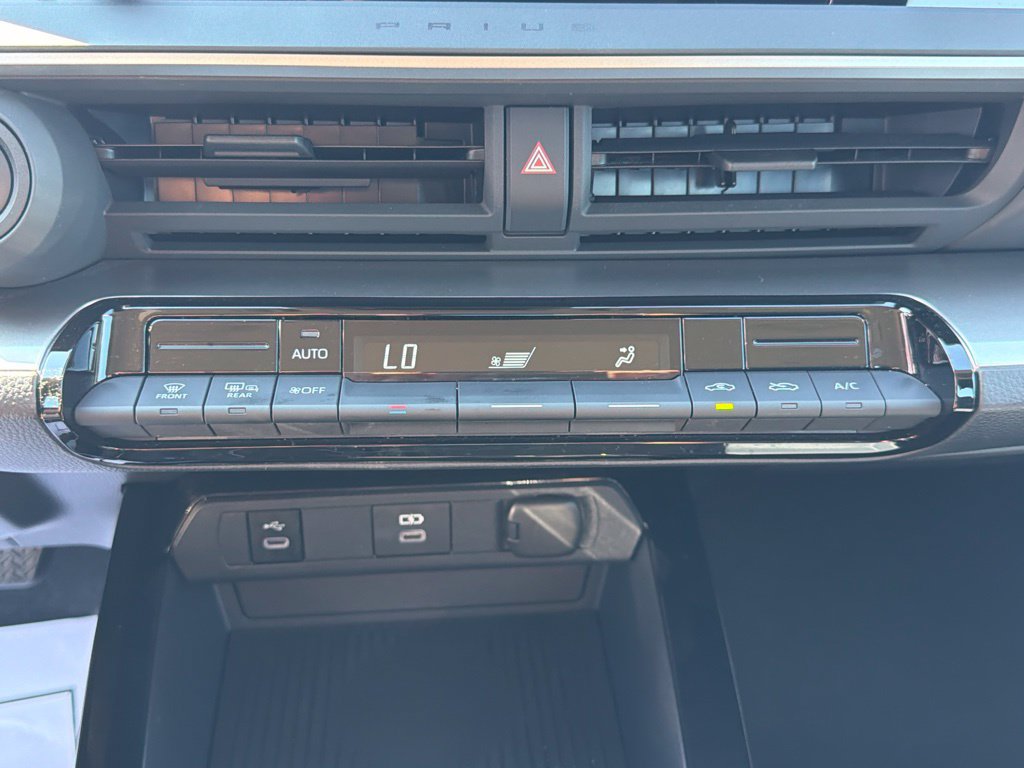 Used 2025 Toyota Prius LE FWD image 18