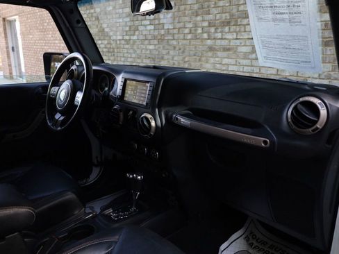 Used 2017 Jeep Wrangler Unlimited Sahara image 28