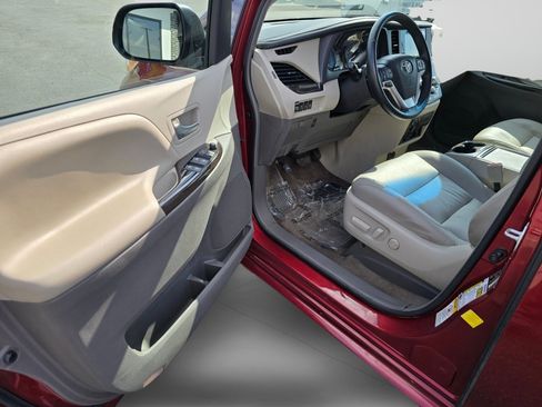 Used 2016 Toyota Sienna XLE Premium FWD image 27