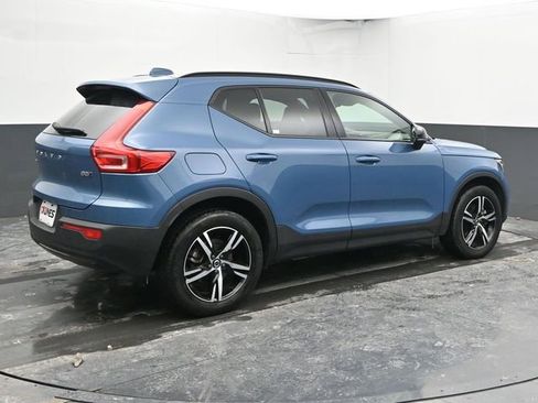 Used 2024 Volvo XC40 B5 Core image 10
