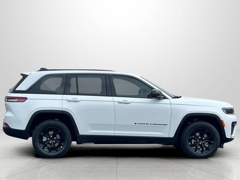 New 2026 Jeep Grand Cherokee Altitude image 4