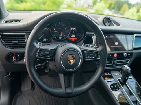 Certified 2023 Porsche Macan AWD/4WD image 14