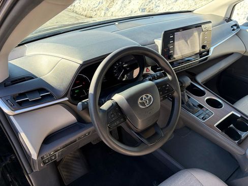 Used 2024 Toyota Sienna LE image 17