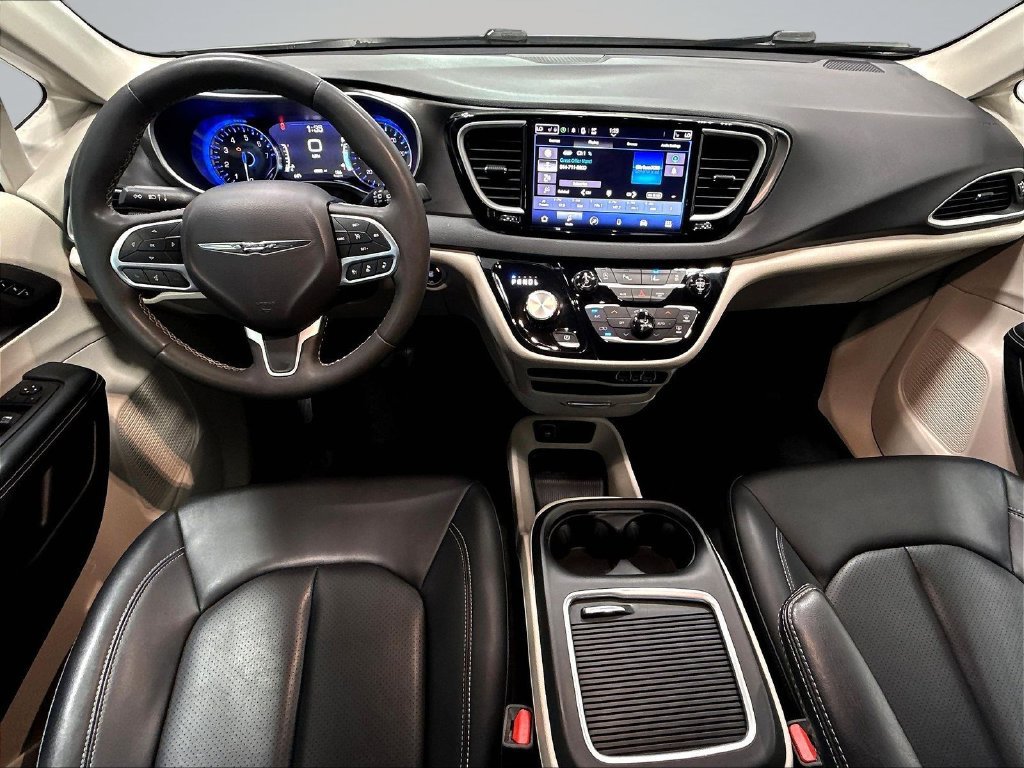 Used 2024 Chrysler Pacifica Touring-L FWD image 10