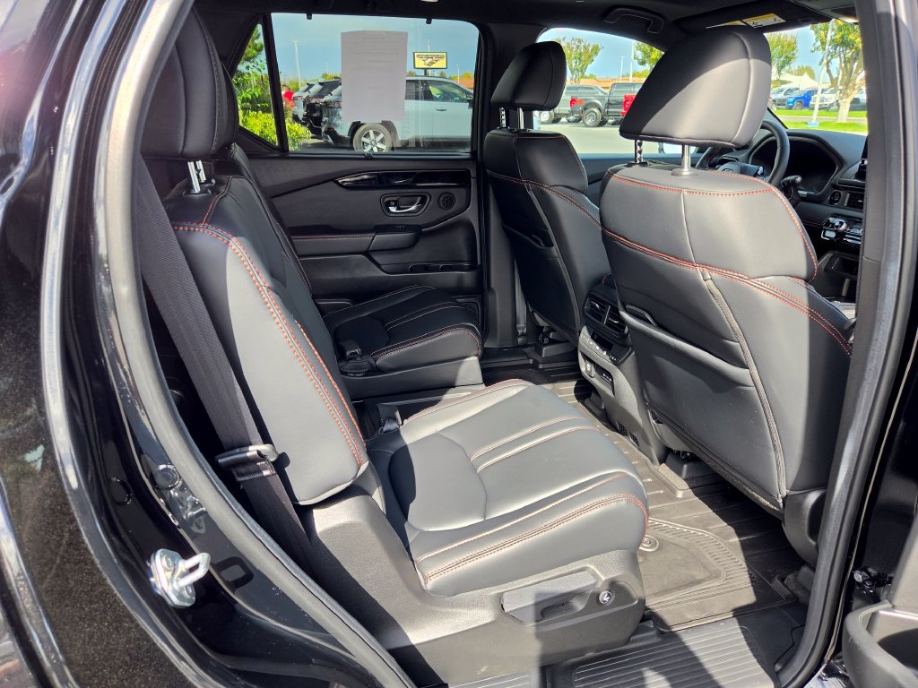 Used 2025 Honda Pilot TrailSport image 21