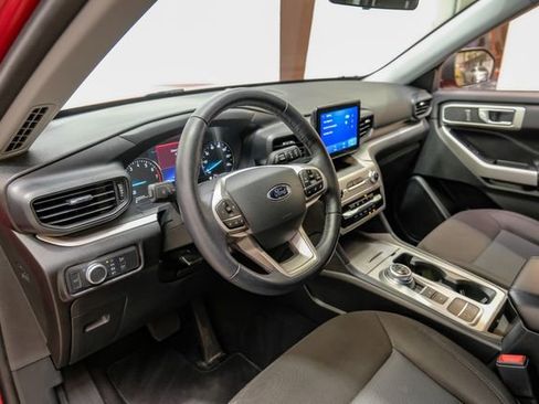 Used 2022 Ford Explorer XLT image 3