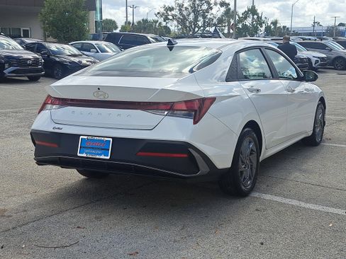 Certified 2024 Hyundai Elantra SEL image 3