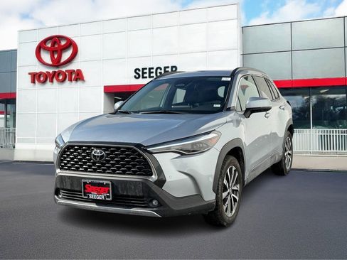 Used 2024 Toyota Corolla Cross XLE image 6