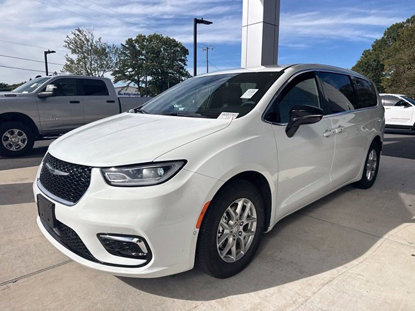 Used 2026 Chrysler Pacifica Select FWD image 2