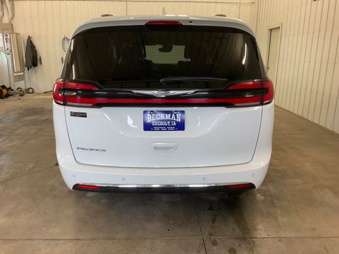 Used 2022 Chrysler Pacifica Touring-L FWD image 4