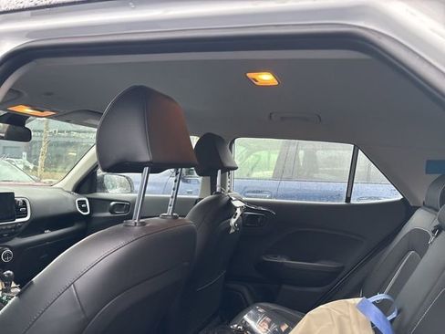 Used 2023 Hyundai Venue Limited image 7