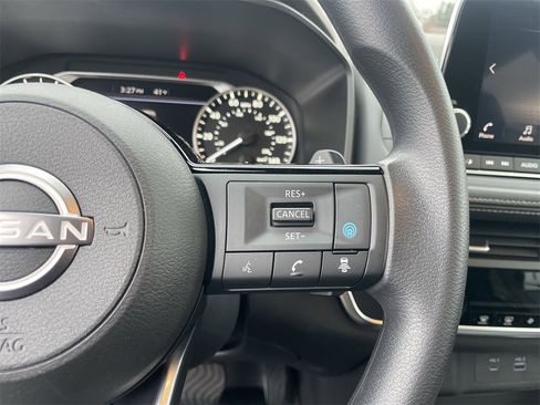 Used 2023 Nissan Rogue SV image 16