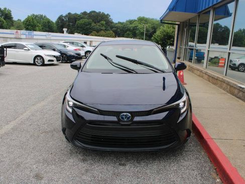 Used 2023 Toyota Corolla LE FWD image 2