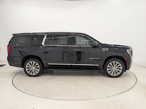 Used 2022 GMC Yukon XL Denali image 8