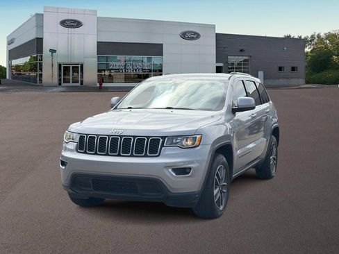 Used 2019 Jeep Grand Cherokee Laredo w/ Security & Convenience Group AWD/4WD image 1
