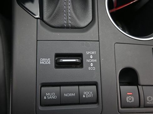 Used 2023 Toyota Highlander XLE AWD/4WD image 31