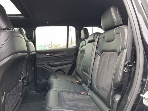 Used 2023 Jeep Grand Cherokee Altitude image 10