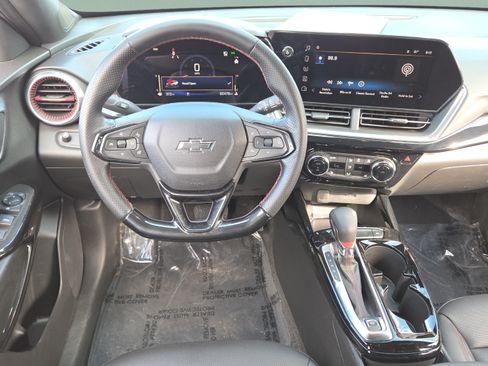 Used 2025 Chevrolet Trax RS FWD image 12