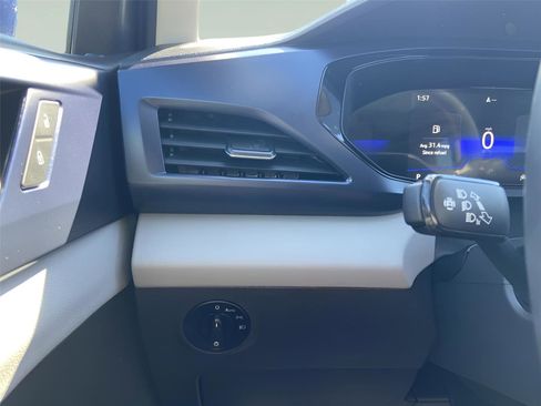 Used 2022 Volkswagen Taos SE w/ Panoramic Sunroof Package image 23