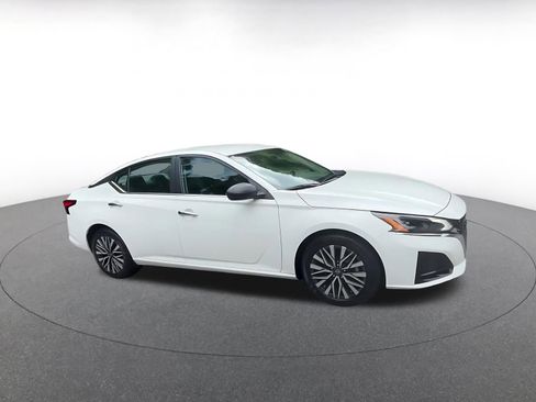 Used 2025 Nissan Altima 2.5 SV FWD image 2