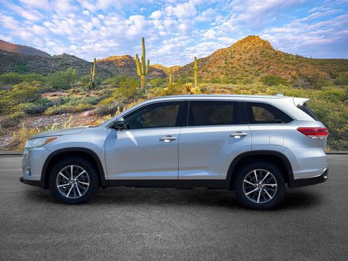 Used 2019 Toyota Highlander XLE FWD image 7