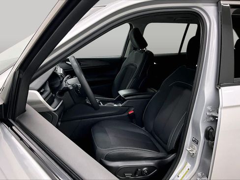 Used 2024 Jeep Grand Cherokee Laredo RWD image 8