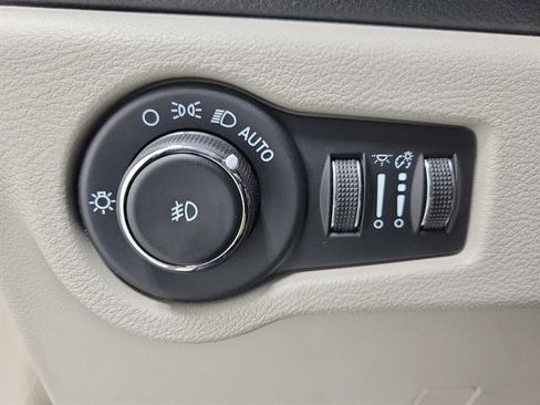 Used 2023 Chrysler Pacifica Touring-L image 23