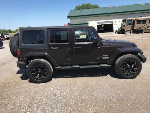 Used 2013 Jeep Wrangler Unlimited Sahara w/ Connectivity Group AWD/4WD image 4