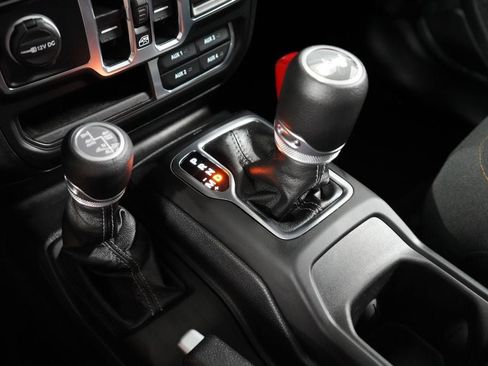 Used 2025 Jeep Wrangler Unlimited Sahara AWD/4WD image 21