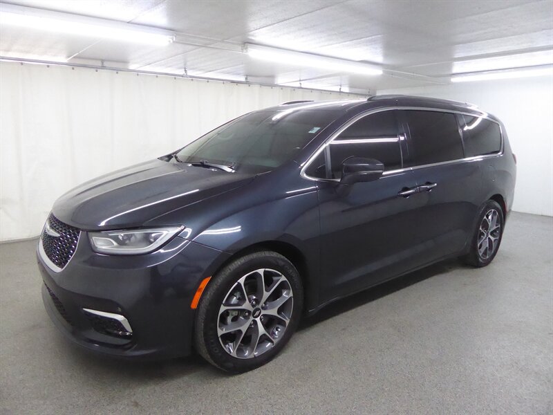 Used 2021 Chrysler Pacifica Touring-L FWD image 3