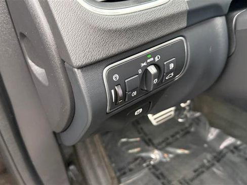 Used 2016 Volvo S60 T5 R-Design image 28