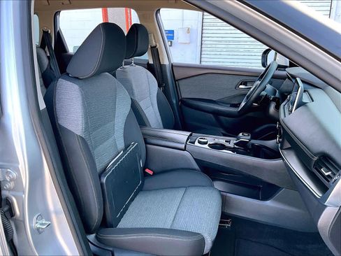 Used 2023 Nissan Rogue SV image 11