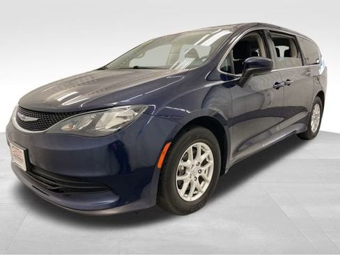 Used 2020 Chrysler Voyager LX image 2