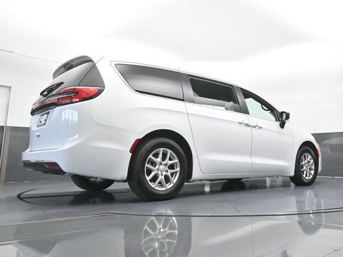 Used 2025 Chrysler Pacifica Select FWD image 55