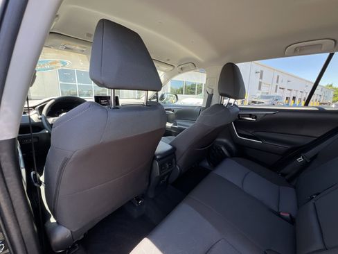 Used 2025 Toyota RAV4 XLE AWD/4WD image 27