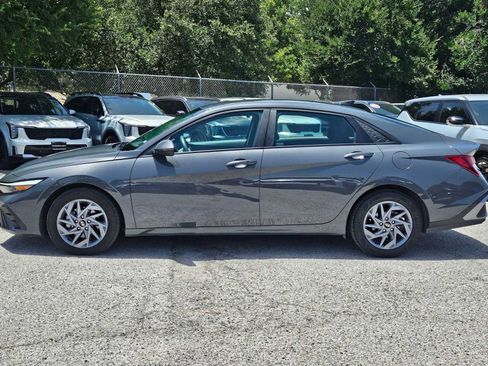 Used 2024 Hyundai Elantra SEL FWD image 2