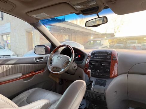 Used 2006 Toyota Sienna XLE image 24