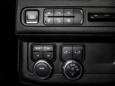 Used 2024 GMC Yukon XL Denali AWD/4WD image 17