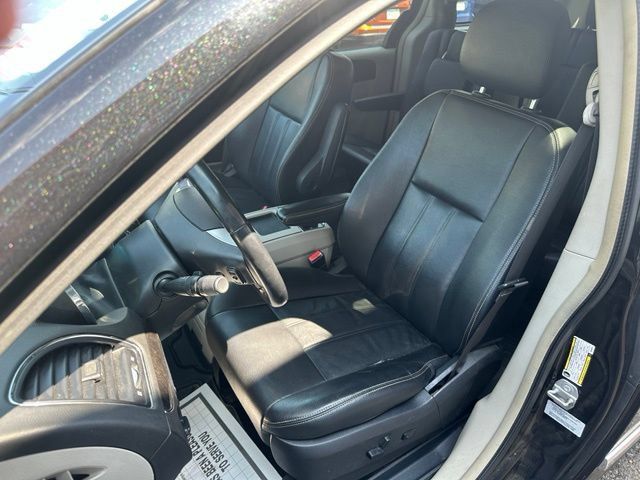 Used 2016 Chrysler Town & Country Touring FWD image 9