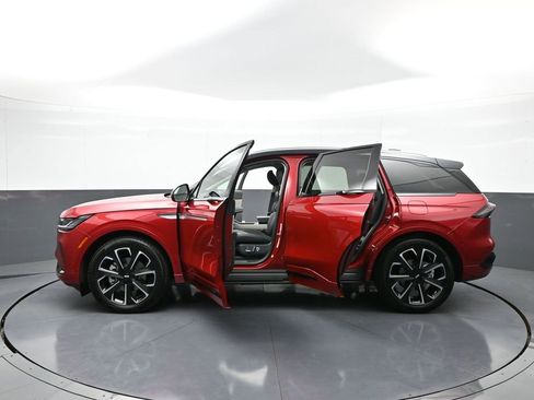 Used 2025 Lincoln Nautilus Reserve image 46